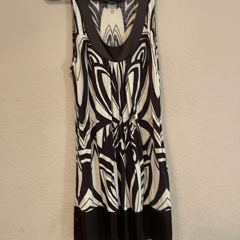Super cute medium express Tink top with brown design and brown trim